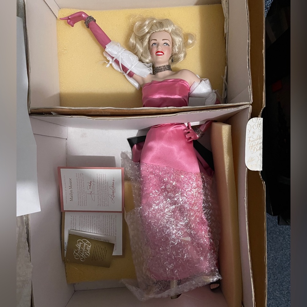 marilyn monroe porcelain doll